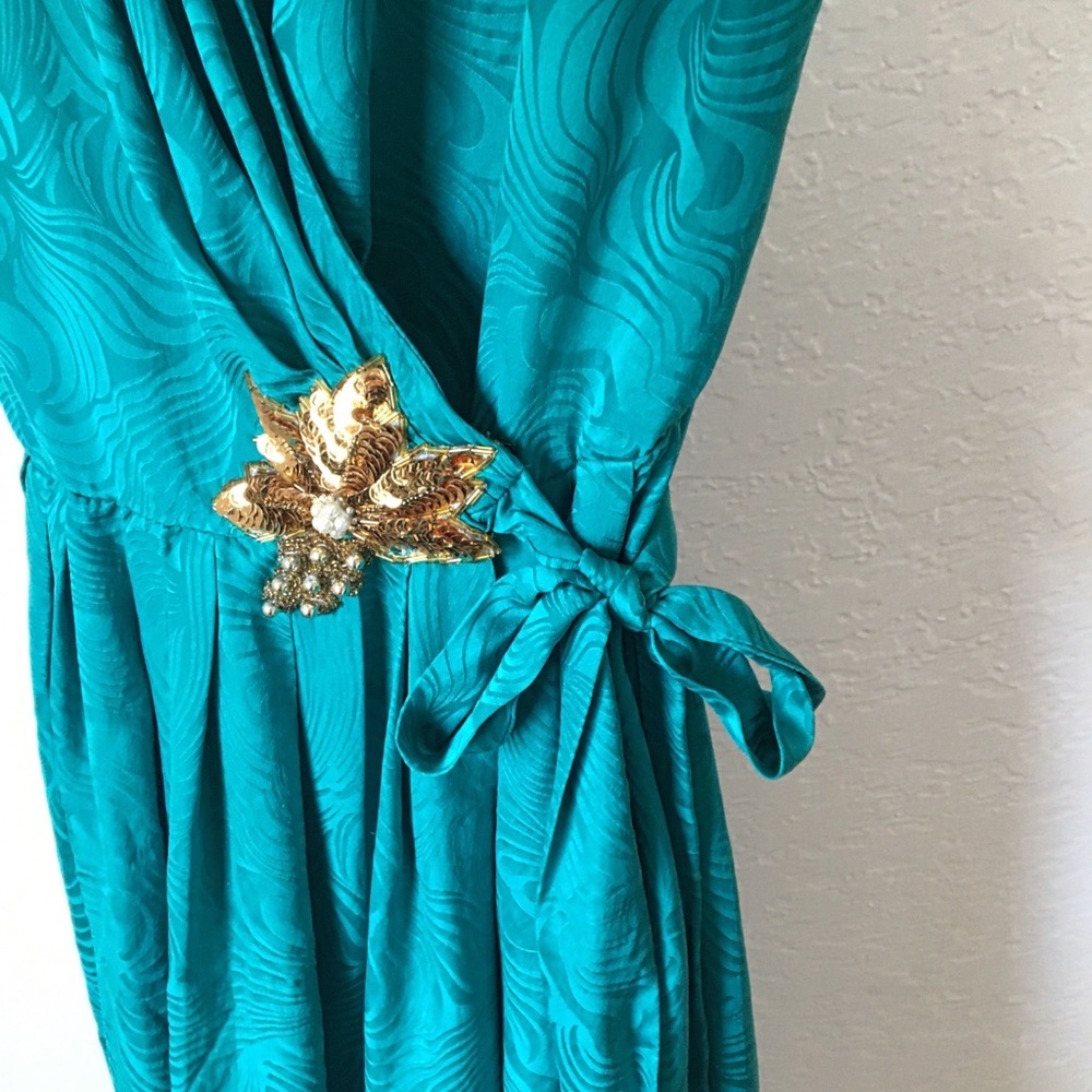 VintageWrapSilkDressSwirls, Gold Sequin Appliqué - Picture 7 of 8